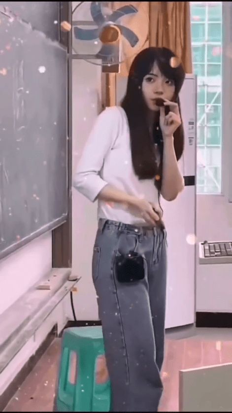 Hermosa profesora como Viral, Lisa Blackpink, los estudiantes hacen cola para el aula