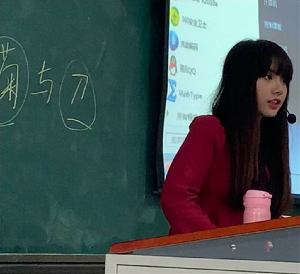 Conferencista de lengua como Lisa Black Pink