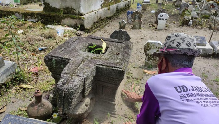 Dua artefak berbentuk lumpang atau kerap disebut yoni yang berada di Tempat Pemakaman Umum (TPU) Dusun Simorejo, Desa Kesambi, Kecamatan Porong Sidoarjo tak terawat. Dua yoni ini disebut sempat hendak dicuri.