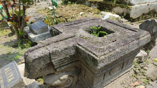 Dua artefak berbentuk lumpang atau kerap disebut yoni yang berada di Tempat Pemakaman Umum (TPU) Dusun Simorejo, Desa Kesambi, Kecamatan Porong Sidoarjo tak terawat. Dua yoni ini disebut sempat hendak dicuri.