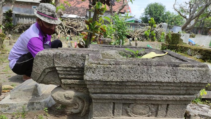 Dua artefak berbentuk lumpang atau kerap disebut yoni yang berada di Tempat Pemakaman Umum (TPU) Dusun Simorejo, Desa Kesambi, Kecamatan Porong Sidoarjo tak terawat. Dua yoni ini disebut sempat hendak dicuri.