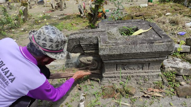 Misteri Dua Yoni di TPU Sidoarjo yang Dijaga Ular Besar