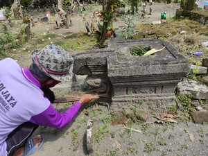 Misteri Ular di Sekitar Dua Artefak Yoni TPU Sidoarjo yang Dilihat Warga