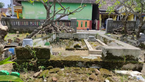 Dua artefak berbentuk lumpang atau kerap disebut yoni yang berada di Tempat Pemakaman Umum (TPU) Dusun Simorejo, Desa Kesambi, Kecamatan Porong Sidoarjo tak terawat. Dua yoni ini disebut sempat hendak dicuri.