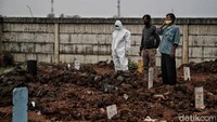 Pengaturan yang dilakukan, kata Wagub DKI, yaitu dari seluruh lahan dimiliki Pemprov DKI kemudian dipilih mana yang digunakan untuk kepentingan pengendalian banjir, untuk taman, untuk hutan kota, untuk pertanian, dan termasuk untuk pemakaman.