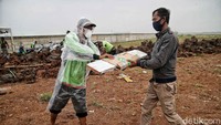 Untuk diketahui, pembukaan TPU khusus COVID-19 yang terletak di kawasan RW 09, Kelurahan Rorotan, Kecamatan Cilincing, Jakarta Utara ini molor dari target.