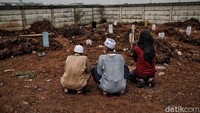 Awalnya, Pemprov DKI menargetkan TPU Rorotan bisa dibuka pada Februari 2021 lalu. 