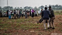 Struktur tanah yang cukup basah lantaran terletak di kawasan pesisir Jakarta menjadi biang keladi lamanya proses persiapan lahan.