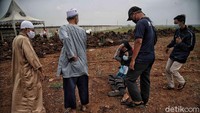 Guna mendukung proses pemakaman menggunakan protokol COVID-19, sebanyak 18 petugas yang dibagi dalam tiga tim telah dipersiapkan. Dan Meski telah dibuka, pembangunan TPU Rorotan masih terus dilakukan hingga saat ini.