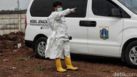 Sudin Pertamanan dan Hutan Kota Kota Administrasi Jakarta Utara mengerahkan 18 petugas yang dibagi menjadi tiga tim untuk mendukung proses pemakaman jenazah COVID-19.