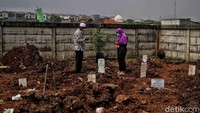 Dan protokoler di TPU itu hanya boleh dua orang saja untuk memanjatkan doa  dan selebihnya di luar area yang cukup jauh.