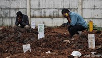 Tempat Pemakaman Umum (TPU) Rorotan yang berlokasi di lingkungan RW 09 Kelurahan Rorotan, Kecamatan Cilincing sudah mulai difungsikan sejak Jumat (26/3).