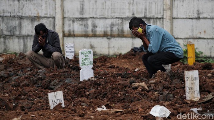 Duka Mendalam di TPU COVID-19 Rorotan Tempat Pemakaman Umum (TPU) Rorotan, Cilincing, Jakarta sudah mulai difungsikan. Tahap awal akan disiapkan sebanyak 1.500 petak makam.