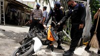 Kepolisian telah mengidentifikasi salah satu dari dua terduga pelaku bom bunuh diri yang terjadi pada Minggu (28/3/2021) di depan Gereja Katedral Makassar.  