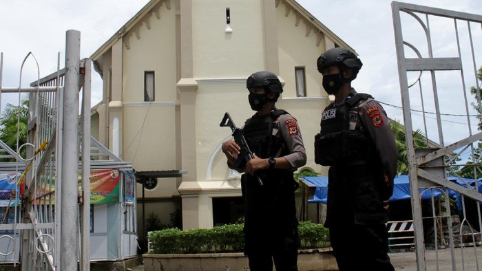 Anggota polisi mengamati motor yang digunakan terduga pelaku bom bunuh diri sebelum dievakuasi di depan Gereja Katedral Makassar, Sulawesi Selatan, Senin (29/3/2021). Kepolisian telah mengidentifikasi salah satu dari dua terduga pelaku bom bunuh diri yang terjadi pada Minggu (28/3/2021) di depan Gereja Katedral Makassa rberjenis kelamin laki-laki berinisial L sedangkan lainnya masih dalam proses identifikasi. ANTARA FOTO/Arnas Padda/yu/aww.