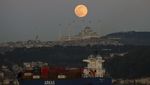 Foto Full Moon Hiasi Langit Istanbul