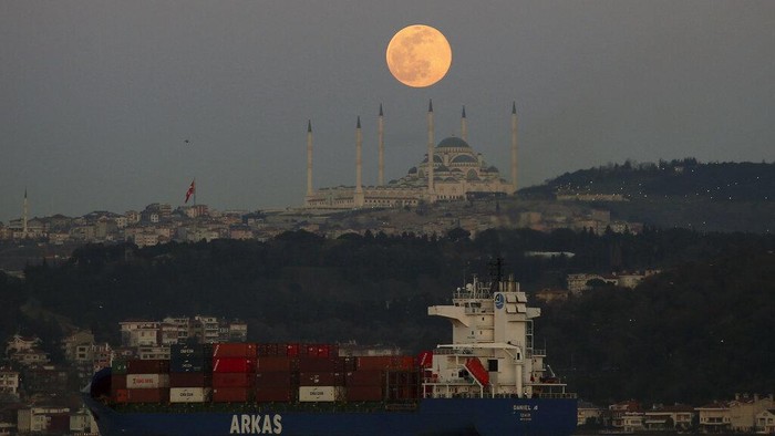 Bulan purnama atau Full Moon terlihat di atas Kota Istanbul, Turki,  Minggu (28 /3/2021). Penasaran seperti apa penampakannya? Simak foto-fotonya.
