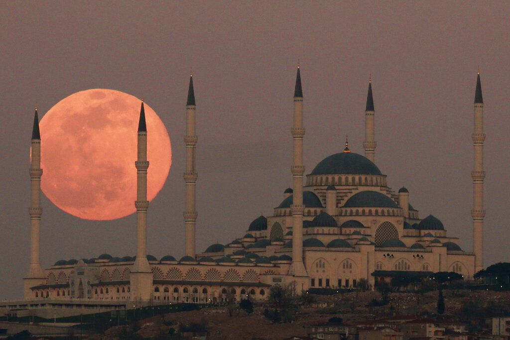 Bulan purnama atau Full Moon terlihat di atas Kota Istanbul, Turki,  Minggu (28 /3/2021). Penasaran seperti apa penampakannya? Simak foto-fotonya.