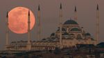 Foto Full Moon Hiasi Langit Istanbul