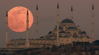 Bulan prunama telihat di atas Kota Istambul menambah indah senja di kota pantai itu.