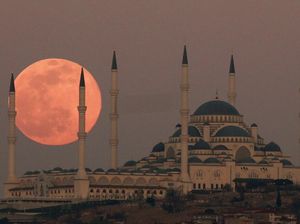 Foto Full Moon Hiasi Langit Istanbul