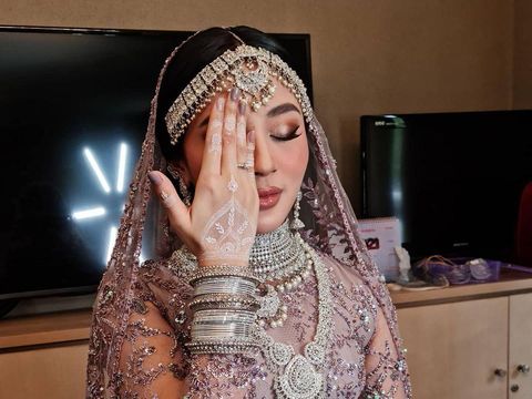 Foto Margin Wieheerm saat memakai jasa lukis henna milik Winda.