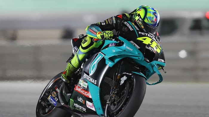 Petronas Yamaha SRTs Italian rider Valentino Rossi drives during the Moto GP Qatar Grand Prix at the Losail International Circuit, in the city of Lusail on March 28, 2021. (Photo by KARIM JAAFAR / AFP)