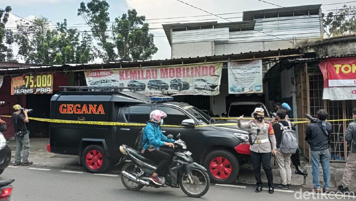 Gegana siaga di depan showroom mobil di Condet (Sachril/detikcom)