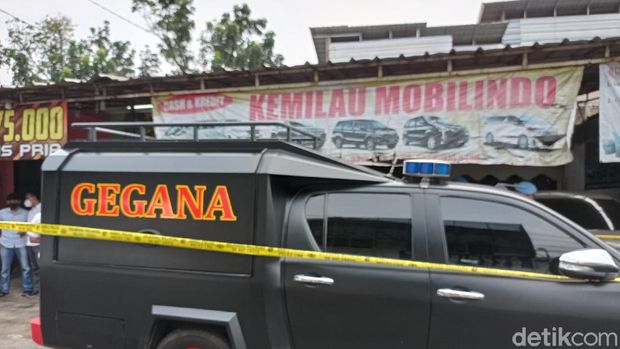 Gegana siaga di depan showroom mobil di Condet (Sachril/detikcom)