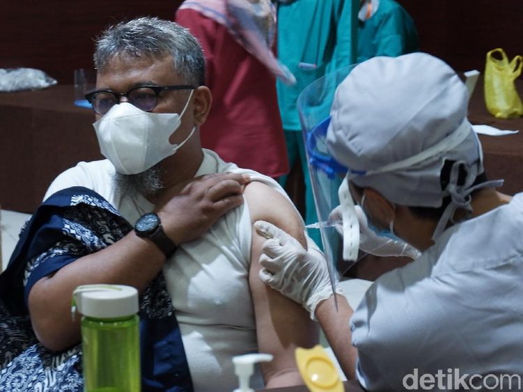 Giliran Dosen hingga Petugas Kebersihan Divaksinasi COVID-19