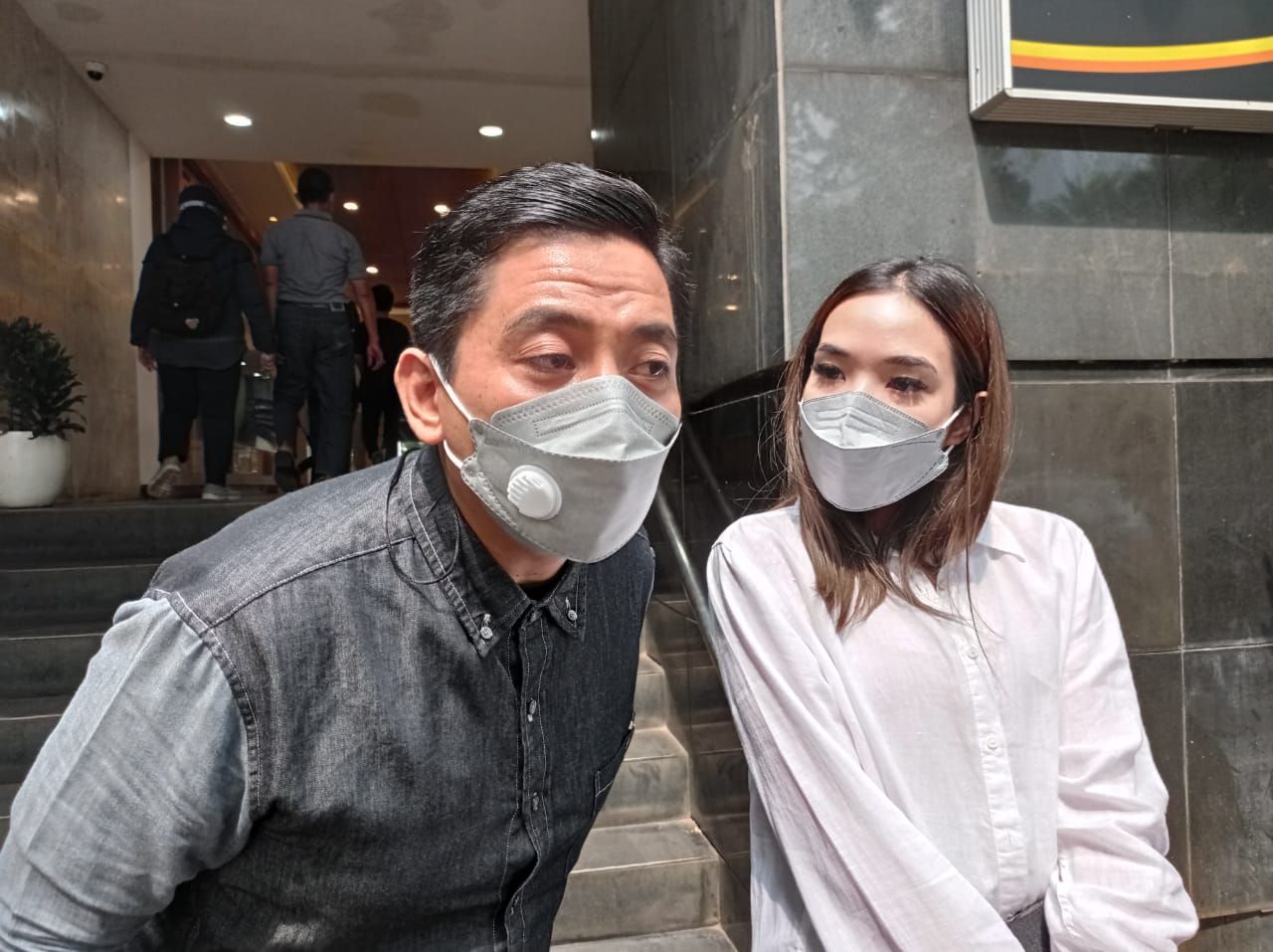 Gisella Anastasia ditemani pengacaranya wajib lapor di Polda Metro Jaya.
