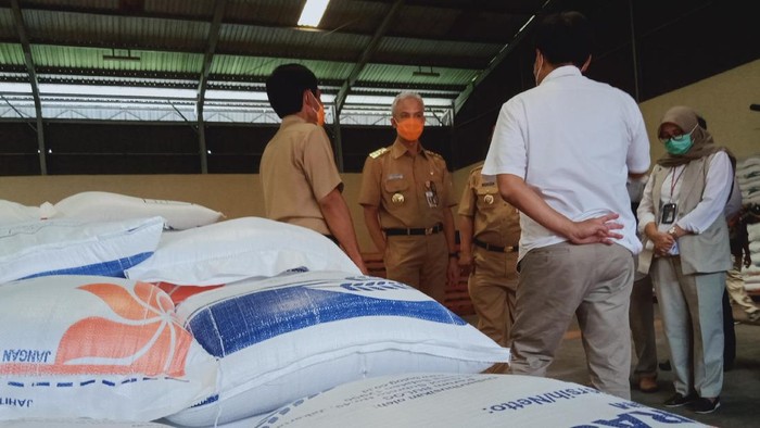 Gubernur Jawa Tengah Ganjar Pranowo mengecek gudang Bulog Banaran Kecamatan Delanggu, Klaten
