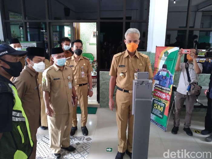 Gubernur Jawa Tengah, Ganjar Pranowo, mengecek uji coba pembelajaran tatap muka (PTM) di MAN 1 Solo, Senin (29/3/2021).