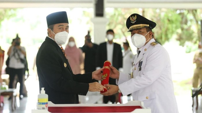 Gubernur Riau, Syamsuar melantik Penjabat (Pj) Bupati Indragiri Hulu, Chairul Riski.