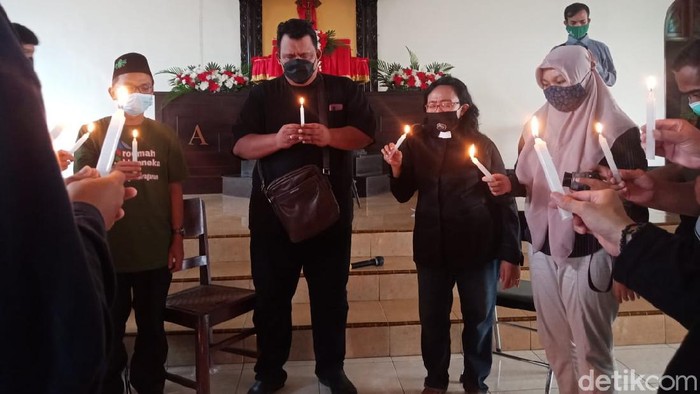 gusdurian doa bersama kecam bom di gereja katedral makassar