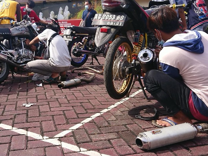 Halaman Polres Trenggalek berubah menjadi bengkel dadakan, puluhan pelanhgar lalu lintas secara bersama-sama membongkar kendaraan dan melakukan penggantian knalpot bising atau brong.