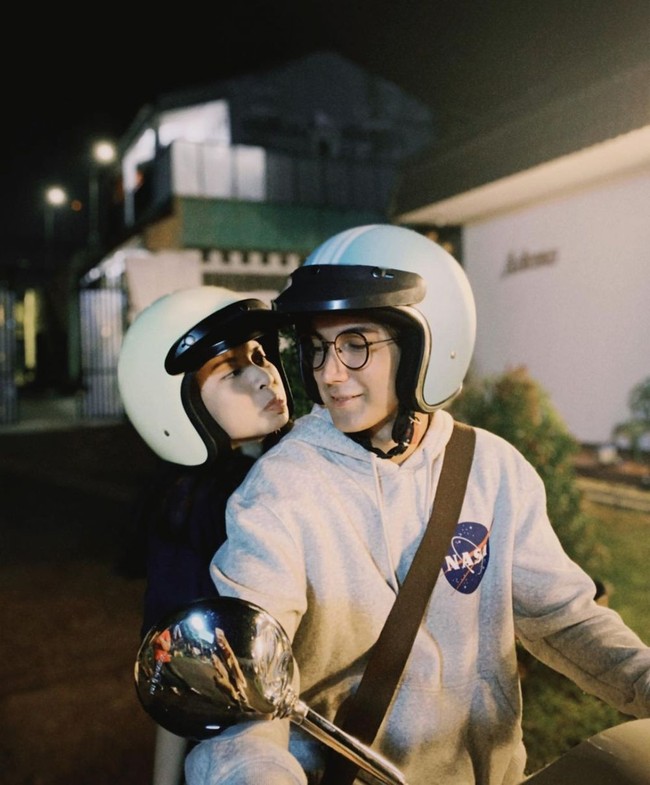Tak hanya dalam adegan film, nyatanya Hanggini dan Junior Roberts juga menjalin hubungan percintaan di kehidupan nyata. Hanggini sendiri diketahui lebih tua setahun dari Junior Roberts. Foto: Instagram/@hanggini