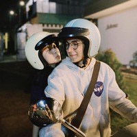 Tak hanya dalam adegan film, nyatanya Hanggini dan Junior Roberts juga menjalin hubungan percintaan di kehidupan nyata. Hanggini sendiri diketahui lebih tua setahun dari Junior Roberts. Foto: Instagram/@hanggini