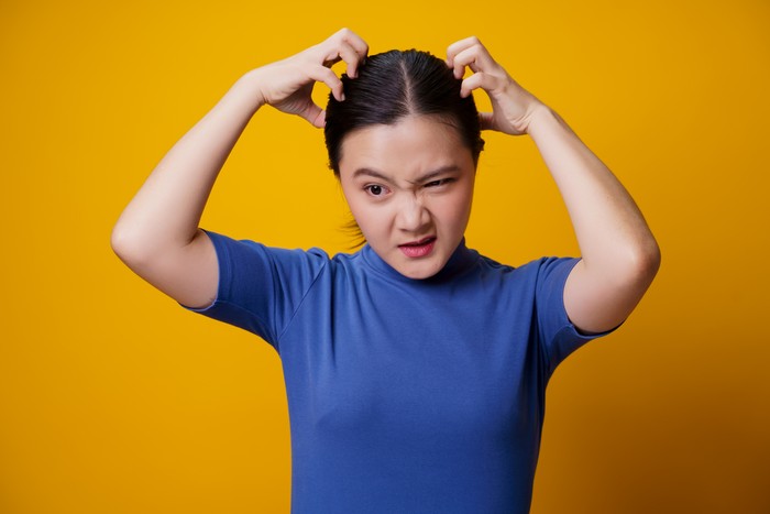 Cara menghilangkan ketombe. Foto: Getty Images/iStockphoto/champja Cara menghilangkan ketombe. Foto: Getty Images/iStockphoto/champja