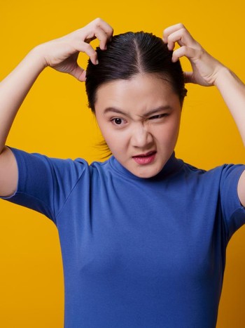 Rambut Berkilau Belum Tentu Sehat! Cek 7 Tanda Masalah Kulit Kepala