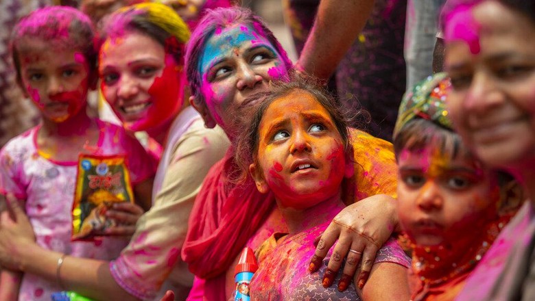 India Holi Festival Indians smeared in color participate in Holi festival celebrations in Gauhati, India, Monday, March 29, 2021. Hindus threw colored powder and sprayed water in massive Holi celebrations Monday despite many Indian states restricting gatherings to try to contain a coronavirus resurgence rippling across the country. (AP Photo/Anupam Nath)