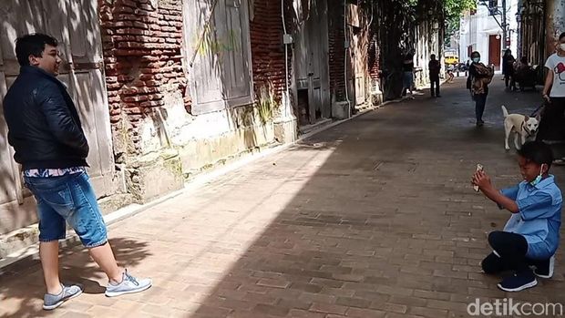 Seorang siswa SD berusia 12 tahun di Kota Semarang menarik perhatian banyak orang dengan kegiatannya yang menghasilkan uang. Dia menjadi pengarah gaya untuk foto di Kota Lama Semarang.