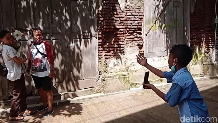 Seorang siswa SD berusia 12 tahun di Kota Semarang menarik perhatian banyak orang dengan kegiatannya yang menghasilkan uang. Dia menjadi pengarah gaya untuk foto di Kota Lama Semarang.