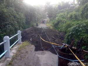 Jembatan di Magetan Roboh Tergerus Longsor, Warga Harus Memutar 5 Km