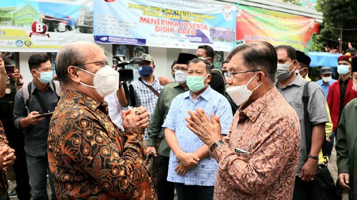 JK saat meninjau Gereja Katedral Makassar tempat bom bunuh diri terjadi (dok. Istimewa).