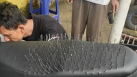 Honda Beat milik pria asal Magelang bernama Khoirul Anam ini dimodifikasi dengan ekstrem. Jok belakangnya dipasang ratusan paku tajam. Semua gara-gara pacarnya cemburuan dan khawatir ada perempuan lain membonceng. (Facebook/Khoirul Anam)