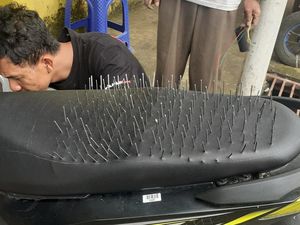 Kisah Viral Pria Pasang Paku di Jok Motor Gegara Pacar Cemburuan, Berakhir Kocak