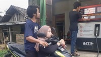 Paku yang dipasang pada jok belakang pada akhirnya membuat tidak ada perempuan lain yang bisa membonceng motor. Termasuk.... pacar Khoirul sendiri yang terpaksa membonceng dengan cara jongkok di depan saat berkendara bersama. (Facebook/Khoirul Anam)