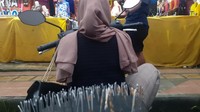 Tapi paku-paku di jok belakang itu tak merenggangkan hubungan Khoirul dengan kekasihnya. Gpp, mas (pacar kesulitan gegara membonceng di depan). Menghibur netizen, seloroh Khoirul. (Facebook/Khoirul Anam)
