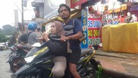 Kini, ke mana-mana Khoirul selalu menaruh pacarnya di depan, lantaran di jok belakang ada banyak paku dia pasang (Facebook/Khoirul Anam)
